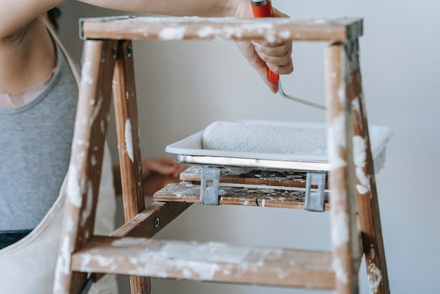 Proper way of getting paint on a roller brush.