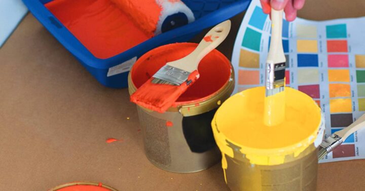 A painting project showing different paint sizes of paint brushes.